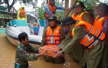 Những hình ảnh ấm lòng người dân cố đô trong đợt mưa lũ lịch sử