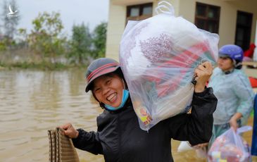 Nụ cười của người dân vùng lũ