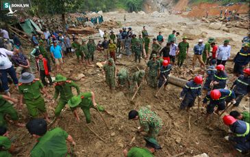 Dân làng khóc nghẹn khi tìm thấy bé trai 10 tháng tuổi dưới lớp bùn đất vụ sạt lở ở Trà Leng