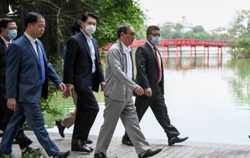 Thủ tướng Nhật Bản bất ngờ đi dạo hồ Gươm