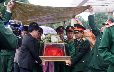 Tang thương Rào Trăng: Tiễn đưa các liệt sỹ về đất mẹ trong cơn mưa tầm tã