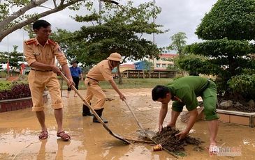 Công an, bộ đội giúp người dân dọn bùn sau lũ lụt ở Quảng Bình