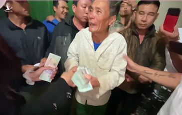 Cụ ông khóc vì “trắng tay” sau lũ còn nợ ngân hàng, vợ chồng ca sỹ Thủy Tiên tặng ngay 210 triệu