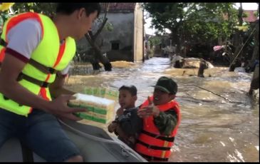 Cậu bé bơi giữa dòng nước lũ xin quà cứu trợ: ‘Đói quá, cháu mới liều nhảy xuống’