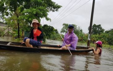 Nhà dân ngập nặng sau mưa lớn, nhiều người dùng ghe đi lại