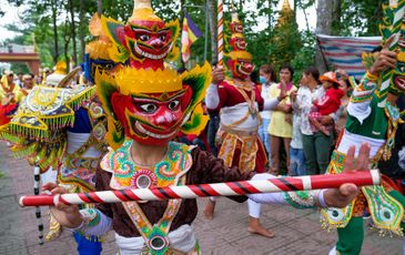 Người Khmer ở Trà Vinh múa Chằn trong lễ dâng y