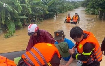 Công an, bộ đội dầm mình trong nước giúp dân chống chọi lũ dữ