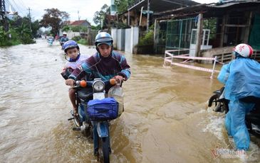 Giải cứu thành công 13 công nhân mắc kẹt giữa sông ở Quảng Ngãi