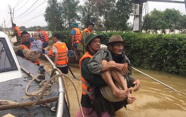 Đừng có mà làm từ thiện rồi chửi chính quyền “ăn trên ngồi trốc” trong mùa mưa bão