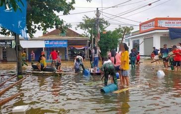 Nhà không ngập nhưng vẫn ra đường xin quà cứu trợ ở Hà Tĩnh