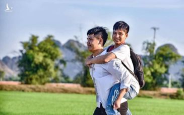 Đừng thay Hiếu lấy tấm lòng 10 năm cõng bạn ra để bàn tán, đánh đổi, nó vô giá!