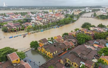 Phố cổ Hội An bị ngập sâu trong nước lũ