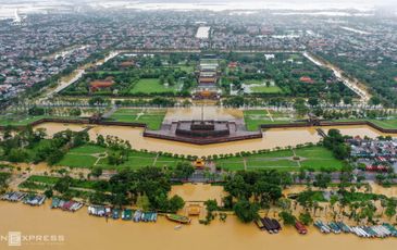 Nước lũ bủa vây Kinh thành Huế