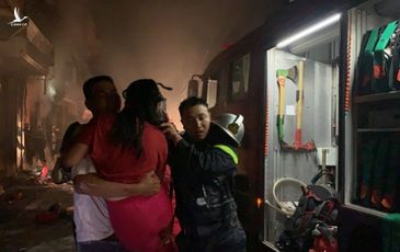 Cứu 5 người kẹt trong cửa hàng kinh doanh gas bị cháy
