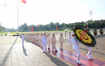 Đoàn đại biểu dự Đại hội Đảng bộ Công an Trung ương vào Lăng viếng Chủ tịch Hồ Chí Minh