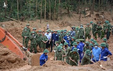 Đưa thi thể chủ tịch huyện Nguyễn Văn Bình ra khỏi Rào Trăng 3