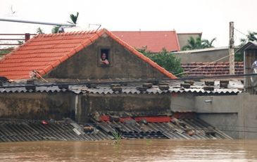 Người dân Quảng Bình lên nóc nhà ‘la hét’ xin cứu trợ