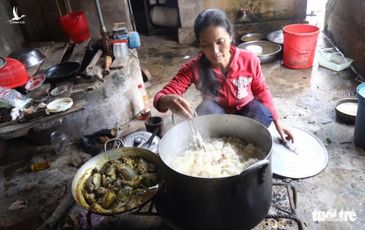 2 vợ chồng nghèo vay gạo nấu cơm, cưu mang hơn 60 người dân chạy lũ