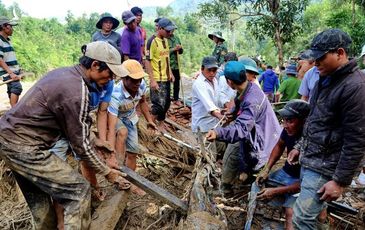 Tìm người ở Trà Leng, hàng trăm người dùng tay lật tung đống hoang tàn