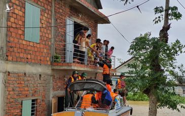 Đem mì tôm, nước sạch cứu dân bị cô lập 3 ngày ở rốn lũ Quảng Trị