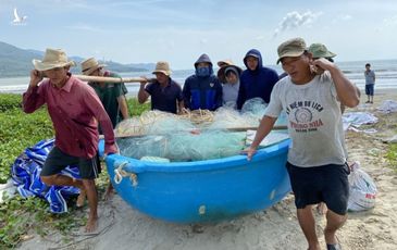 Nắng to trước khi bão số 9 đổ bộ, ngư dân nhớ lại cơn bão kinh hoàng trong quá khứ