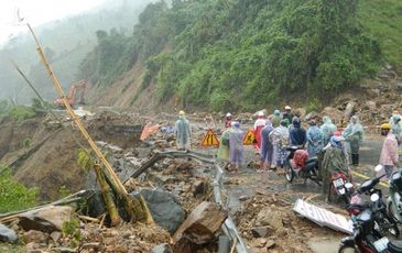 Mưa lũ khiến Miền Trung thiệt hại nặng nề