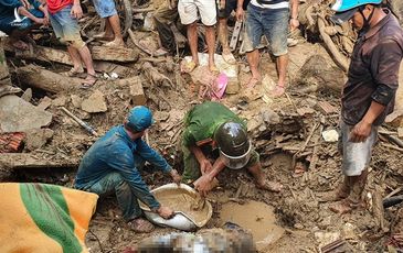 Bàng hoàng lời kể của những người sống sót trong vụ sạt lở tại Nam Trà My