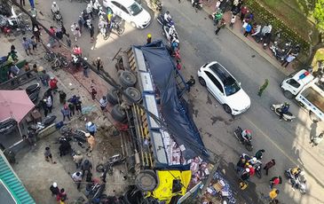 Xe tải chở bia ‘không người lái’ tuột dốc tông nát hàng loạt xe máy