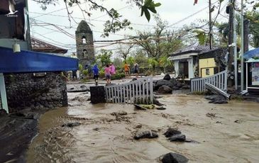 Siêu bão Goni “gầm rú” ở Philippines, số người thiệt mạng tăng lên