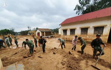 Công an Quảng Trị lấm lem bùn đất giúp dân dọn dẹp sau lũ lịch sử