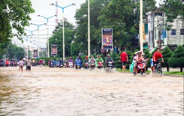 Người dân Nha Trang thức trắng đêm chạy lũ