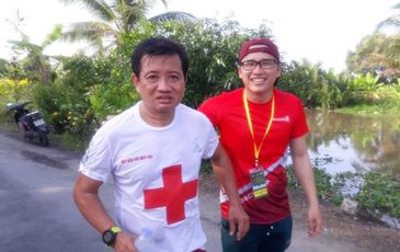 Các VĐV chúc mừng ông Đoàn Ngọc Hải về đích tại giải marathon Hậu Giang