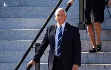 Phó tổng thống Mỹ Mike Pence đi nghỉ mát giữa lúc nước sôi lửa bỏng