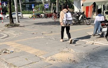 Vỉa hè Hà Nội vừa lát đã hỏng trách nhiệm thuộc về ai?