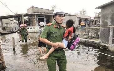 Sáng ngời hình ảnh người chiến sĩ Công an giúp dân giữa mùa mưa bão