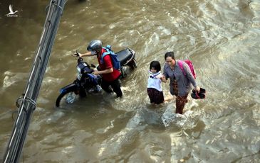 Triều cường đạt đỉnh, người Sài Gòn chật vật giữa ‘biển nước’ giờ tan tầm