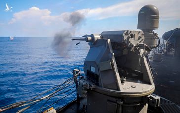 Cận cảnh khu trục hạm Mỹ diễn tập bắn đạn thật ở Biển Đông