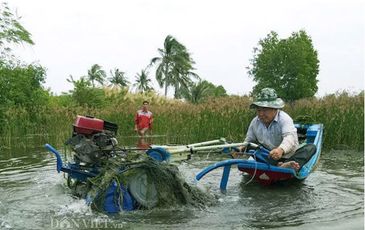 Một ông nông dân sáng chế máy cày siêu nhẹ ‘bơi’ như cá, hơn hẳn máy Nga, máy Trung Quốc