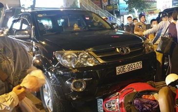 Tài xế xe Fortuner nghi say rượu, tông hàng loạt xe trên phố