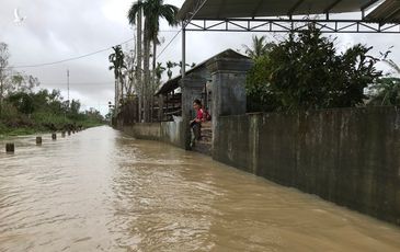 Lũ lên nhanh, hàng ngàn hộ dân không kịp trở tay