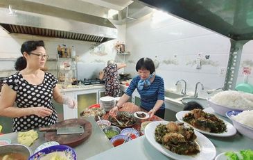 Bà chủ quán cơm Sài Gòn 6 năm nuôi sinh viên ăn ở miễn phí