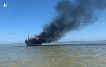 Tàu chở khách từ Cù Lao Chàm bốc cháy giữa biển, 19 người thoát nạn