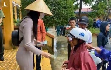 Thủy Tiên dừng phát tiền vì có người nhận cứu trợ đeo vàng, lãnh đạo huyện nói ‘đây là hiểu nhầm’