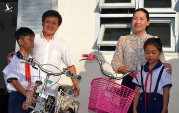 Ông Đoàn Ngọc Hải tặng quà và mời học sinh ở U Minh Hạ ăn phở