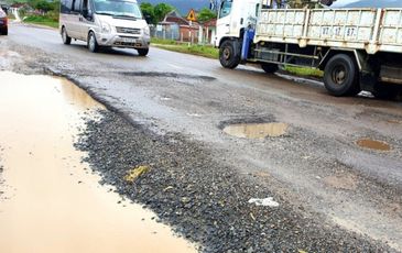 Đường quốc lộ chằng chịt “ổ voi” như ruộng cày, đơn vị thi công nói “không biết nguyên nhân hư hỏng”