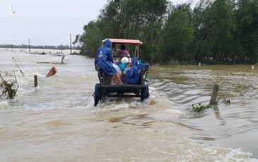 Xe công nông bị lật khi qua dòng nước lũ, một sinh viên tử nạn