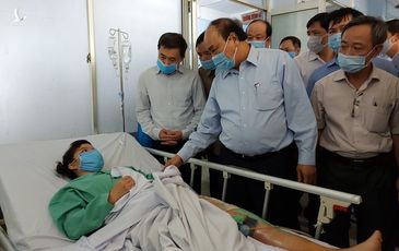 Thủ tướng Ngyễn Xuân Phúc thăm hỏi, động viên nạn nhân vụ sạt lở Trà Leng