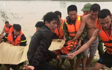 Tìm thấy 5 thi thể bị lũ cuốn, vợ trẻ ôm con khóc chồng và anh trai ở Nghệ An