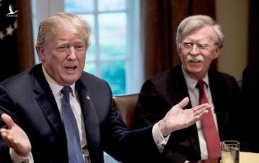 Ông Trump gọi cựu cố vấn “diều hâu” John Bolton là “kẻ ngu ngốc”