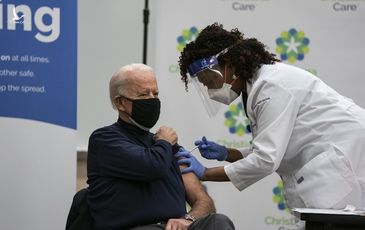 Biden tiêm vaccine Covid-19 trên truyền hình trực tiếp